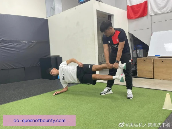 职业橄榄球动作定型训练，提升对抗中的稳定性